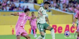 慢重钝！雷迪克看不下去了，换下詹姆斯！东契奇压哨三分拯救全队